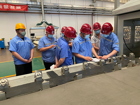 天海工業(yè)黨委書(shū)記、董事長(zhǎng)李俊杰深入四型瓶車間調(diào)研指導(dǎo)工作 (1).png