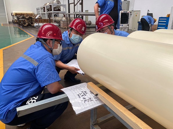 天海工業(yè)黨委書(shū)記、董事長(zhǎng)李俊杰深入四型瓶車間調(diào)研指導(dǎo)工作 (2).png