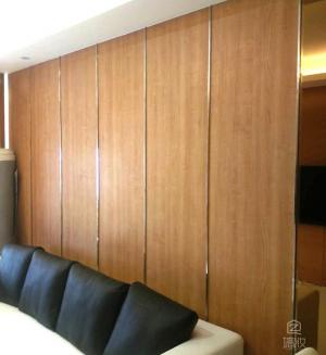 用PVC木紋膜給帶有金屬條的墻面貼膜施工需要注意這些問題