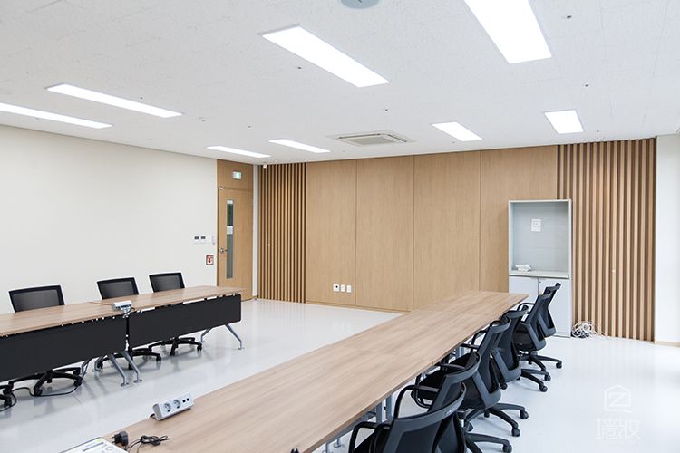 大學(xué)多功能教室會(huì)議室pvc木紋膜多種拼接方式裝飾效果展示