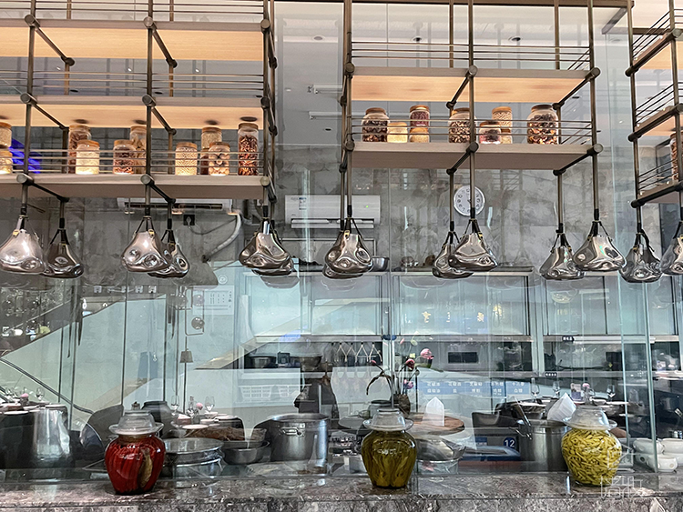 中高端餐廳使用裝飾貼膜lg木紋膜場(chǎng)景實(shí)拍——pvc裝飾貼膜木